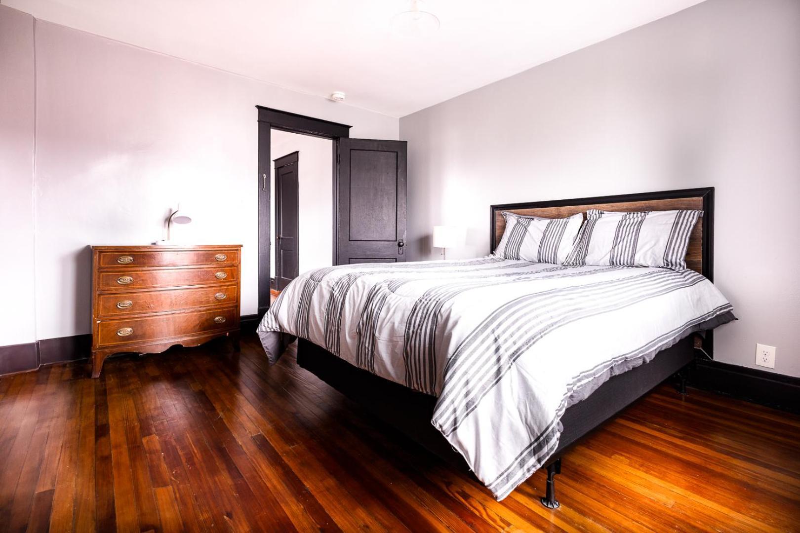 The Pub- 8Br Free Parking, Minutes From Falls & Casino Ниагара-Фолс Экстерьер фото